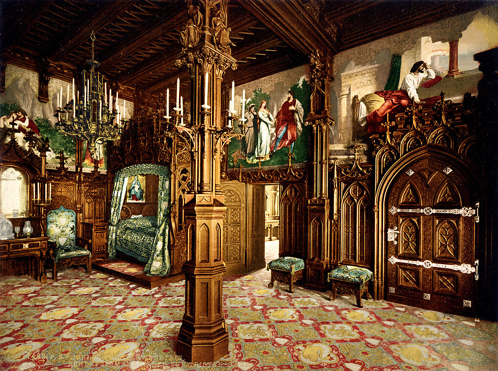 1024px-Neuschwanstein_bedroom_00183u